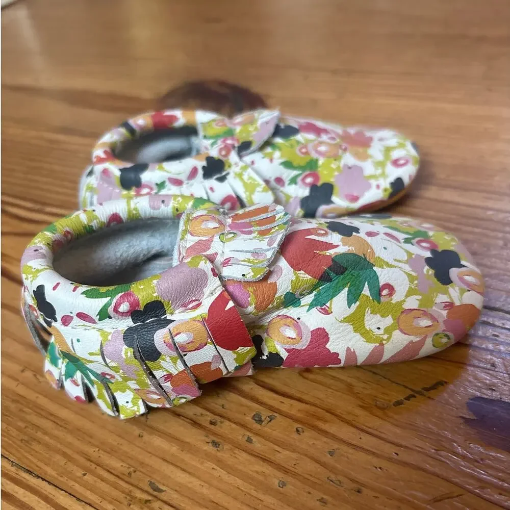 Fresh Produce white colorful floral soft‎ sole baby moccasins SIZE 7